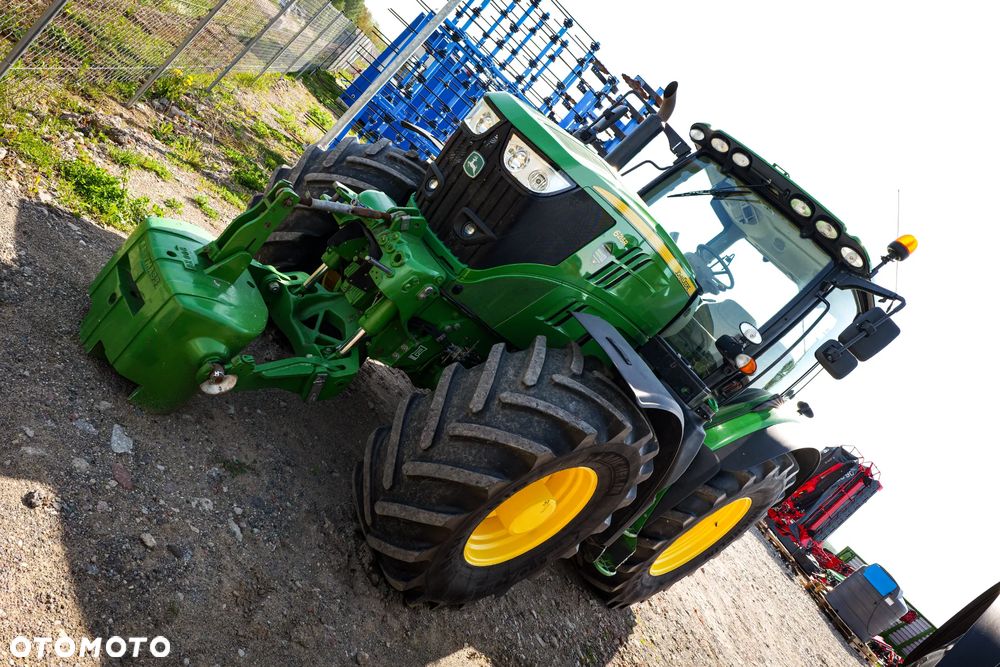 John Deere 6215R - 10