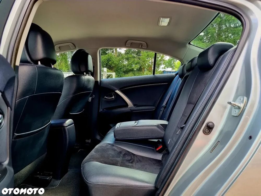 Toyota Avensis 1.8 Premium - 11