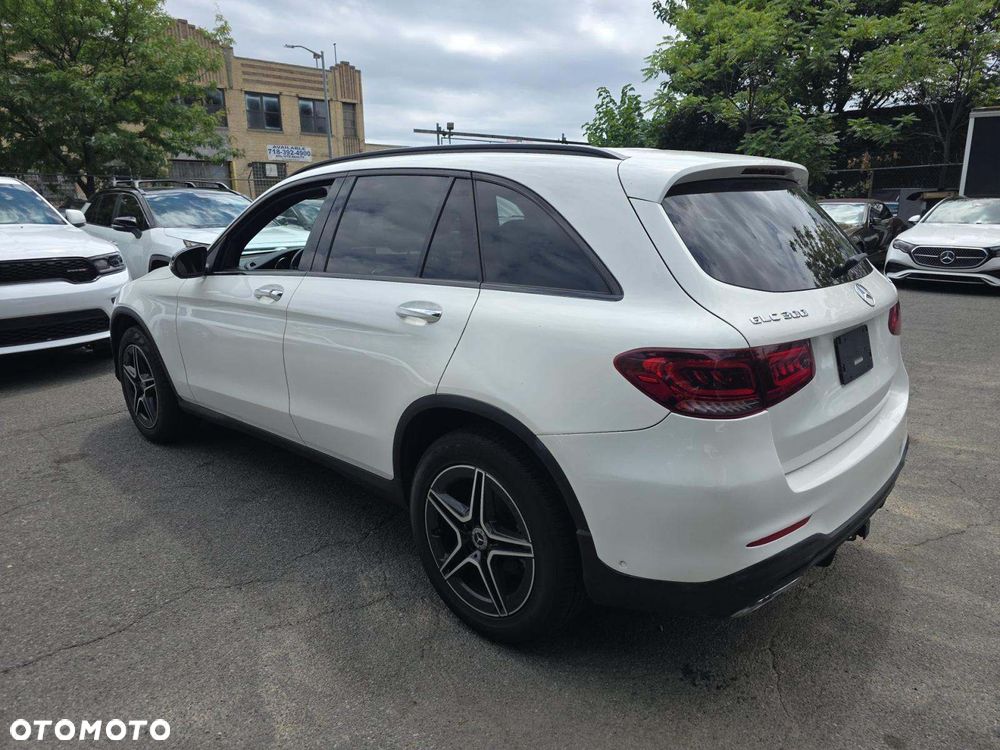 Mercedes-Benz GLC 300 4Matic 9G-TRONIC AMG Line - 3