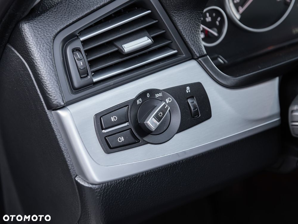 BMW Seria 5 520i - 29