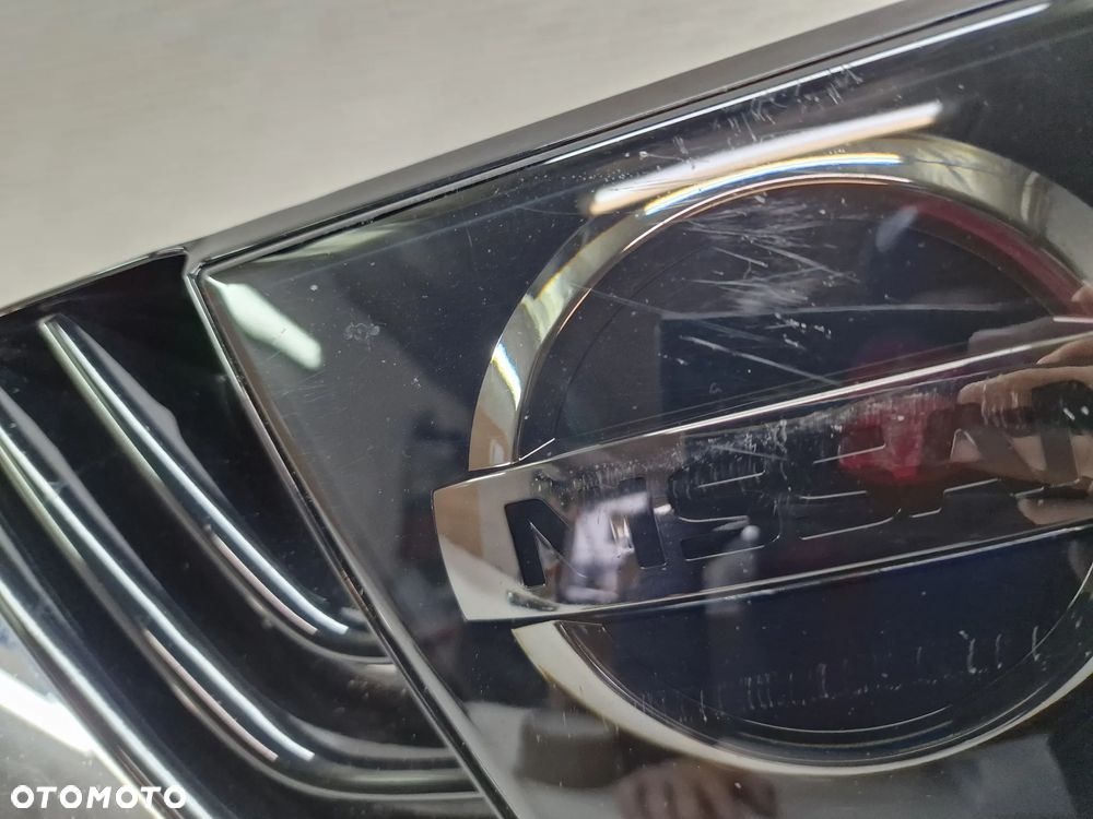 NISSAN MICRA K14 16- ATRAPA / GRILL / ZNACZEK POD RADAR PRZEDNI PRZÓD , NR 62890-5FA0R , NR AUKCJI GL729 - 2