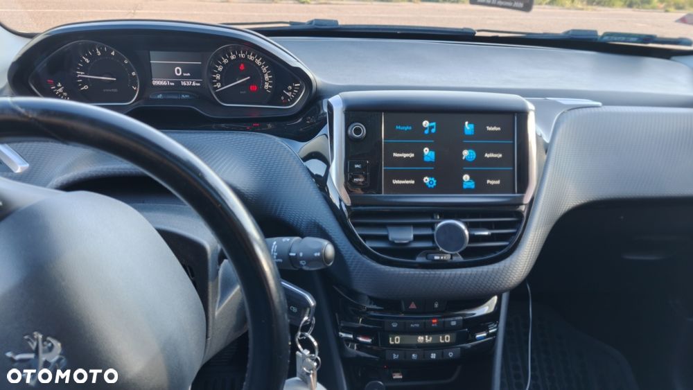 Peugeot 208 - 8