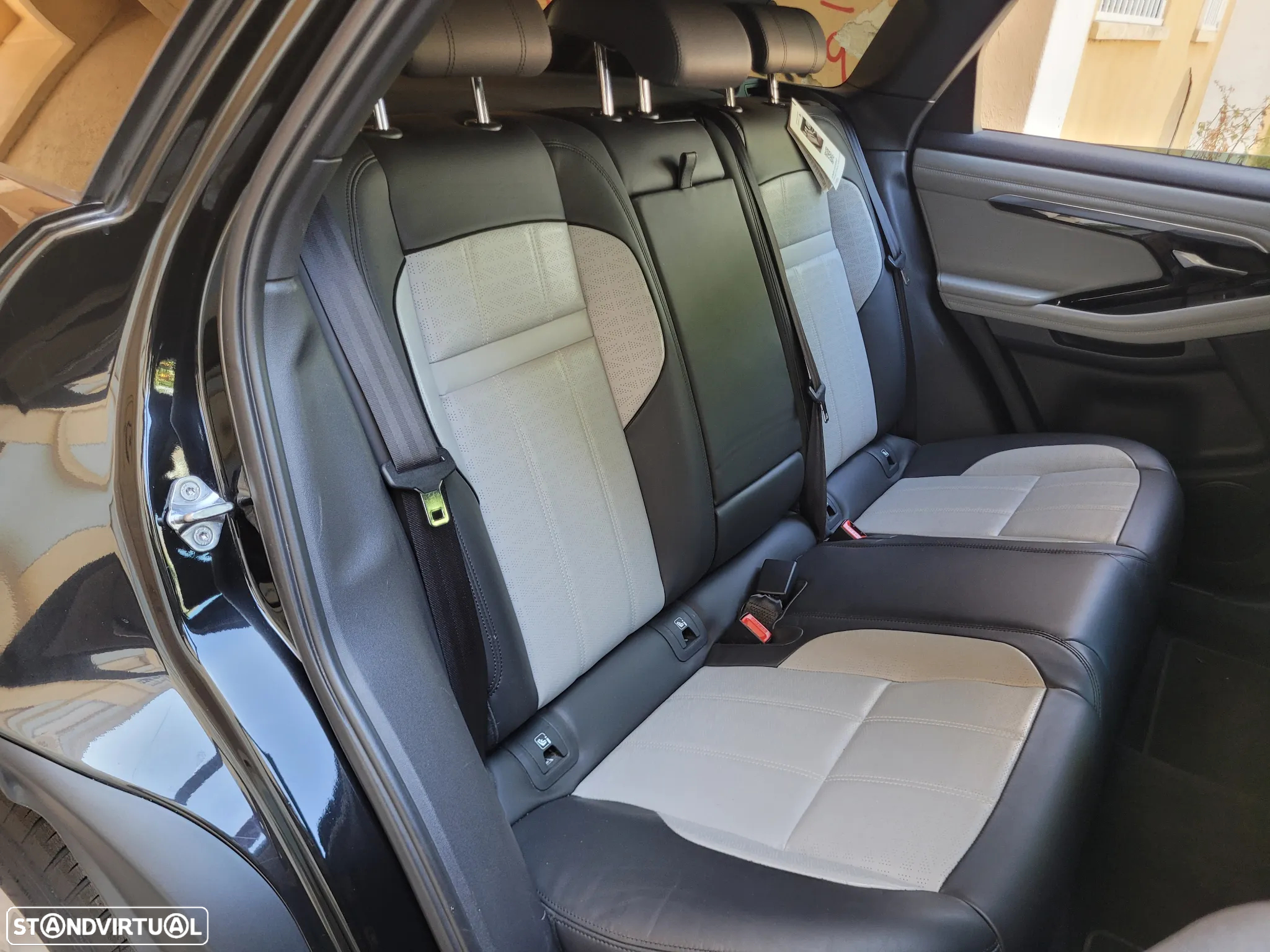 Land Rover Range Rover Evoque 2.0 D150 AWD R-Dynamic S Auto - 34