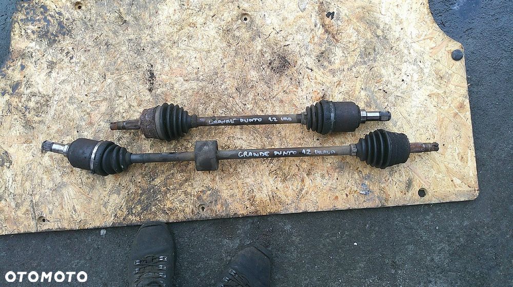 FIAT GRANDE PUNTO 1.4 8V PÓŁOŚ LEWA LUB PRAWA