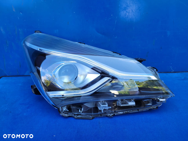 TOYOTA AURISTOYOTA YARIS III LIFT 2017-2020 17-19 REFLEKTOR LAMPA PRAWA SOCZEWKA + LED
