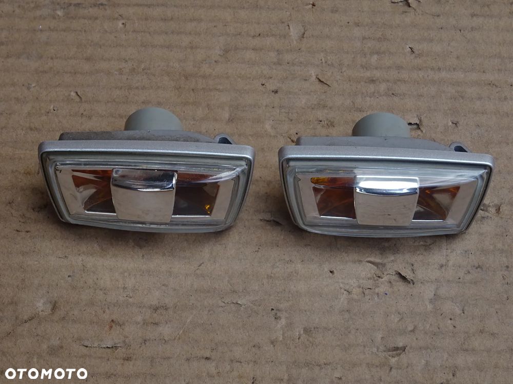 KIERUNEK KIERUNKOWSKAZ W BŁOTNIK RAMKA UCHWYT OPEL ASTRA J OPC GTC COUPE