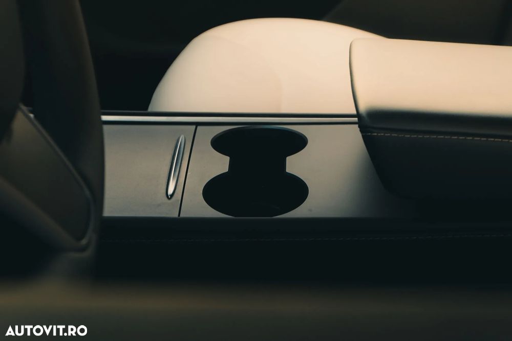Tesla Model Y AWD Performance - 8