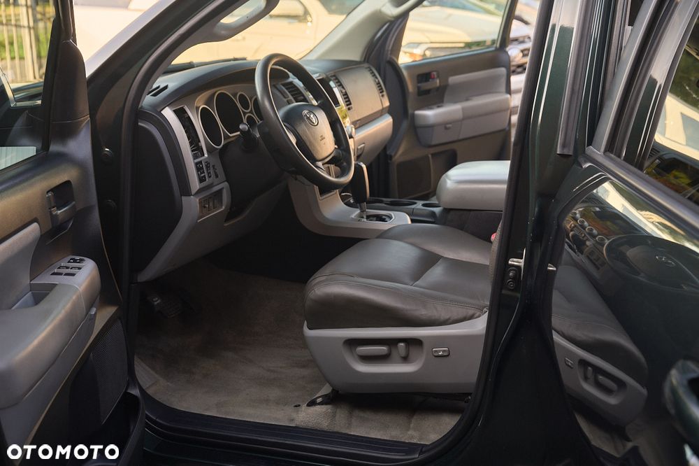 Toyota Sequoia - 16