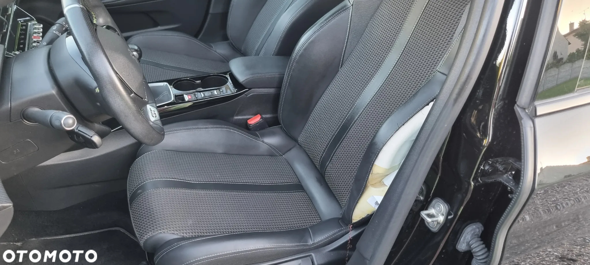 Peugeot 208 - 8