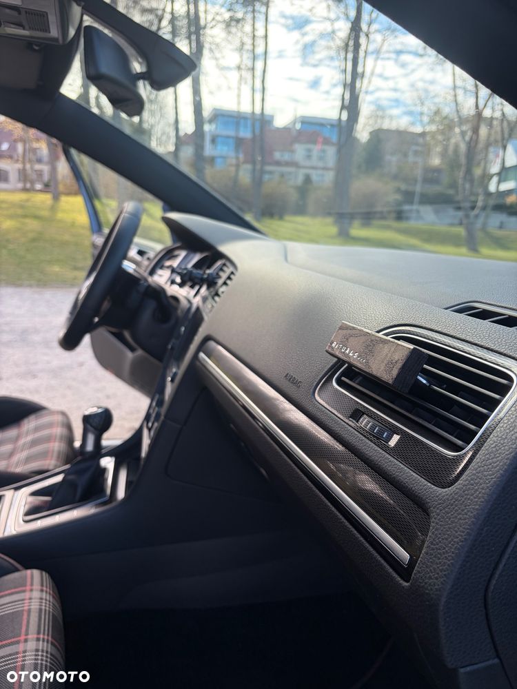 Volkswagen Golf - 22