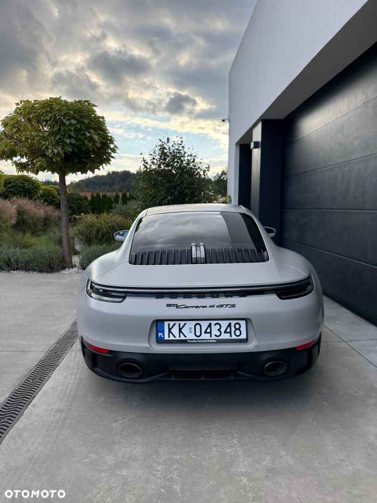 Porsche 911 Carrera 4 GTS - 16