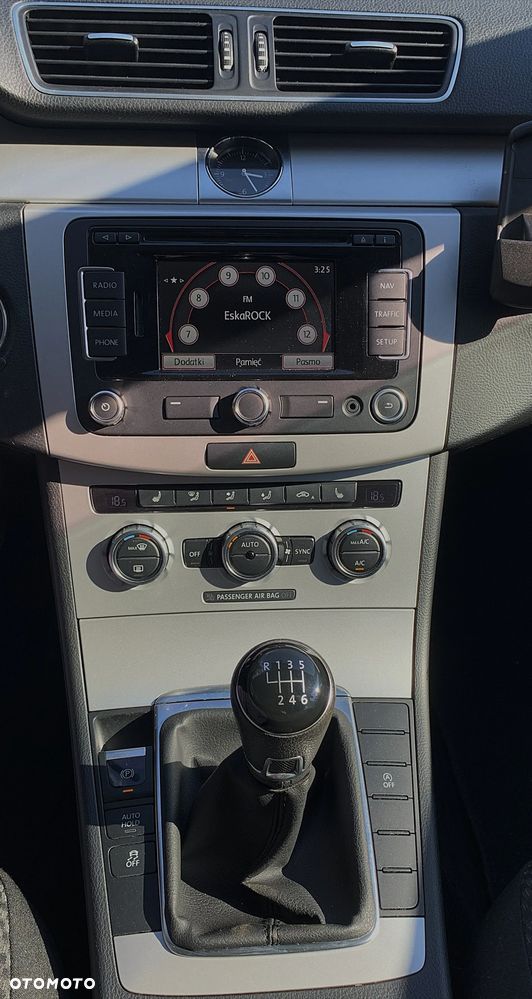 Volkswagen Passat 2.0 TDI DPF BlueMotion Technology Comfortline - 13