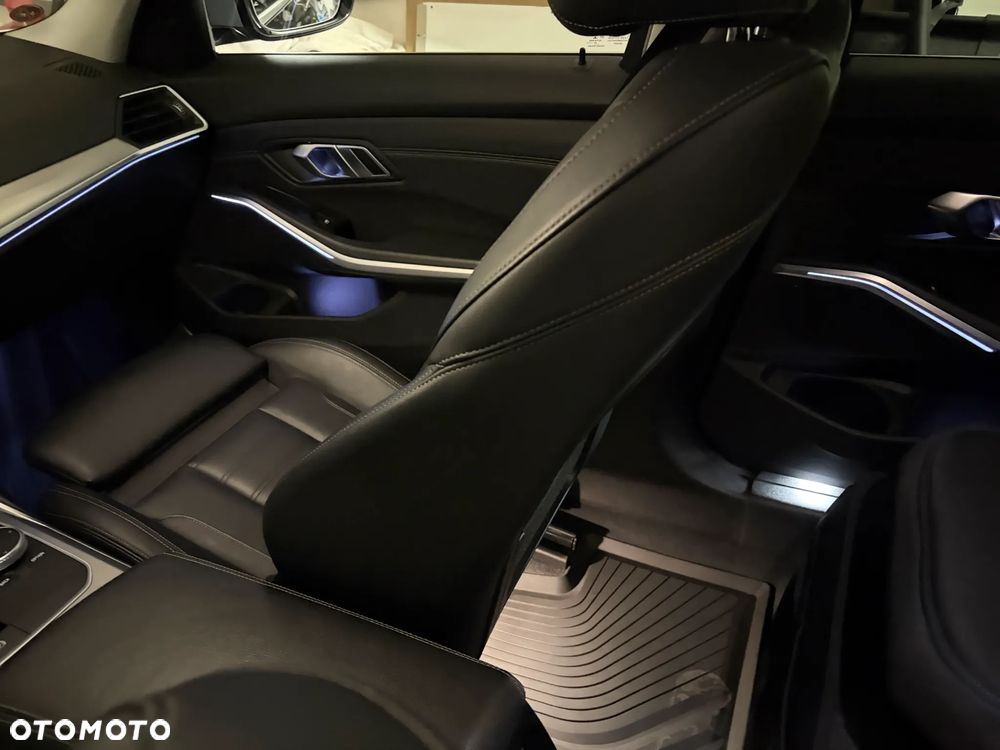 BMW Seria 3 330i - 27