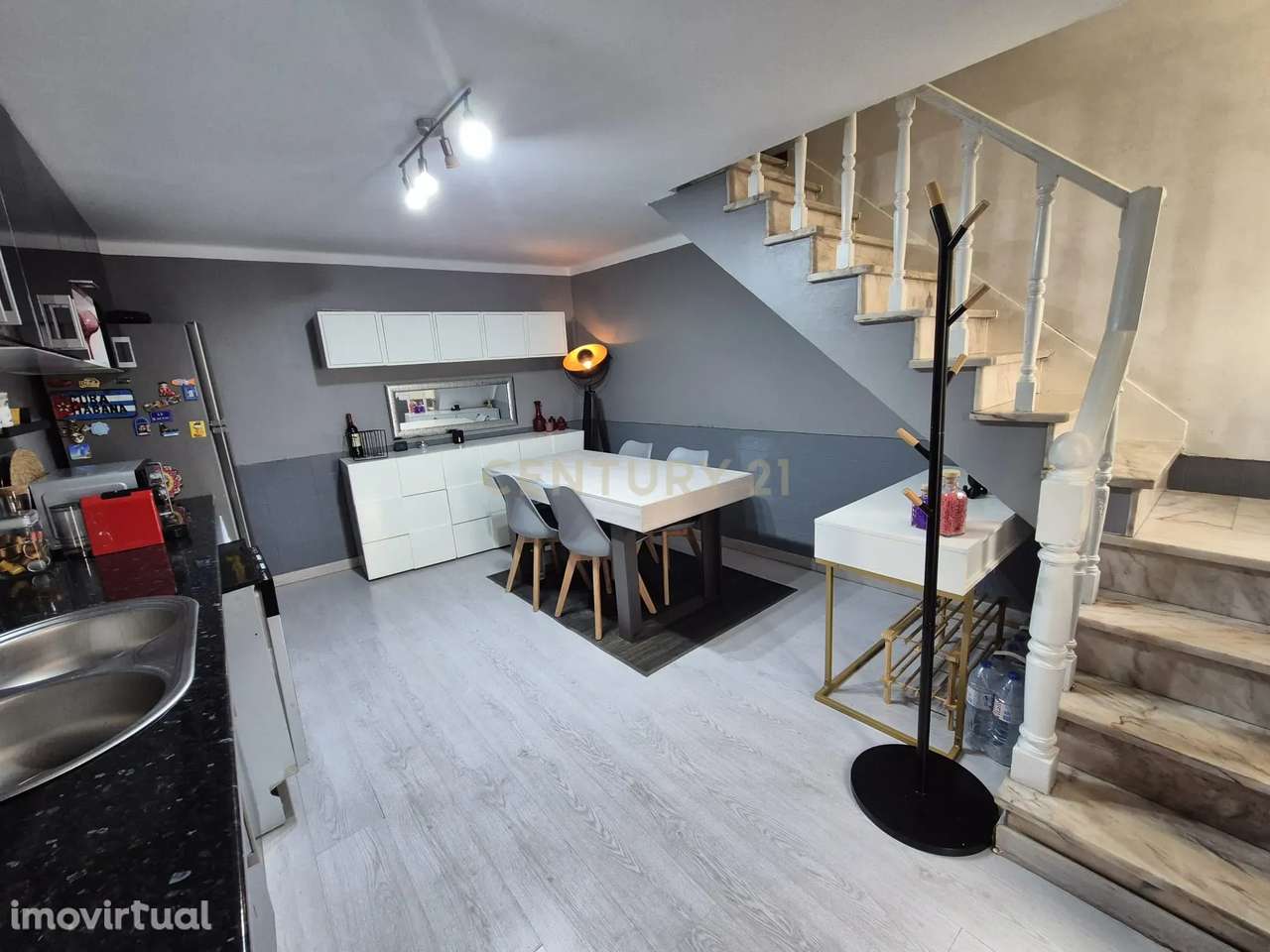 Moradia T2, transformada em T1, Triplex no Coração de Odivelas - Grande imagem: 2/20