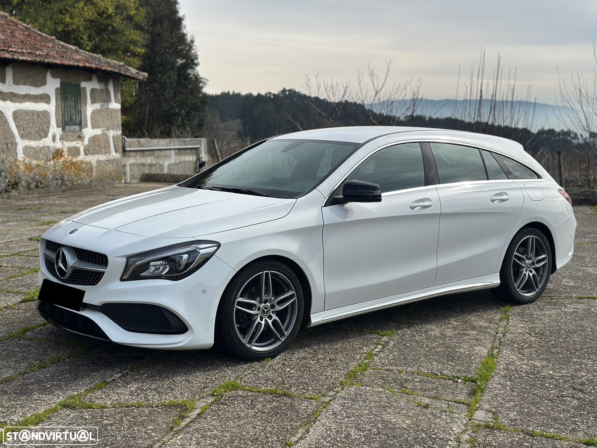 Mercedes-Benz CLA 180 d Shooting Brake AMG Line - 2