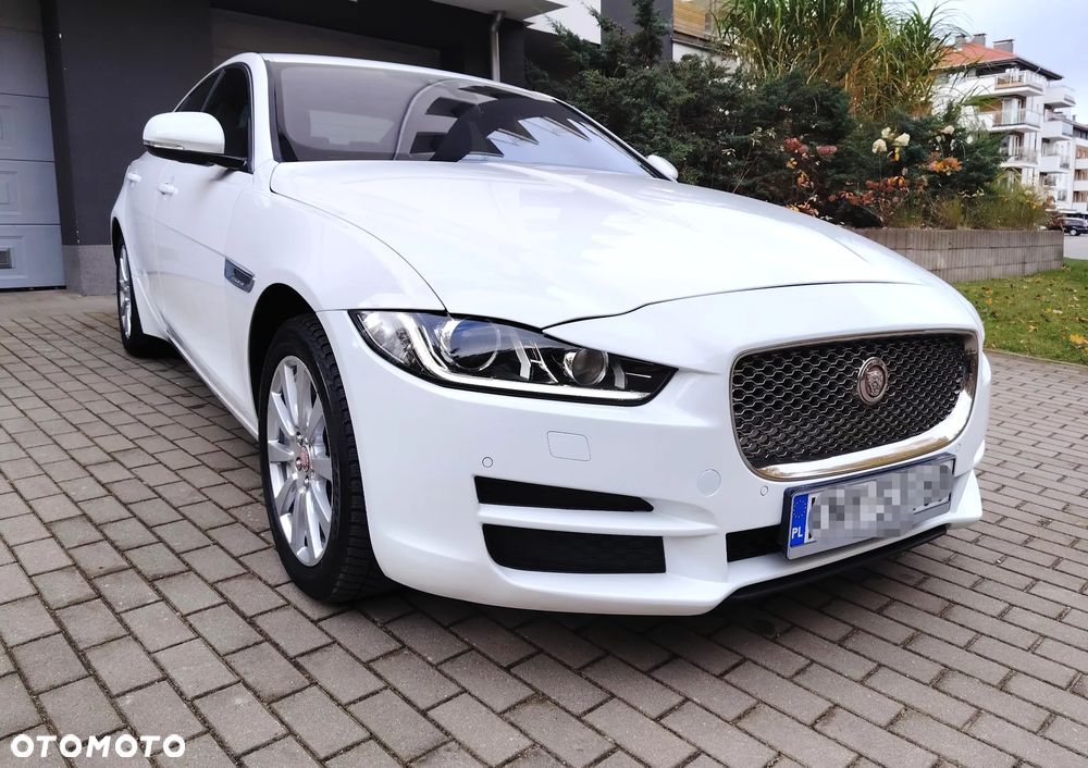 Jaguar XE 2.0 D Portfolio - 19