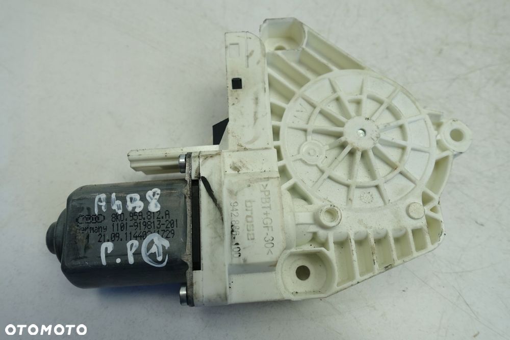 Audi A4 B8 SILNICZEK TYLNEJ SZYBY prawy tył - 1