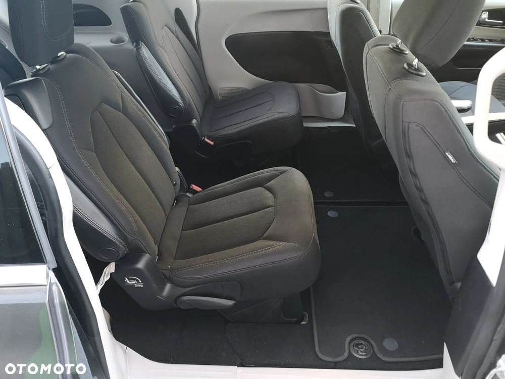 Chrysler Pacifica - 28