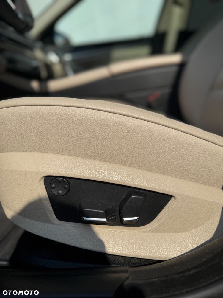 BMW Seria 5 528i Touring - 16