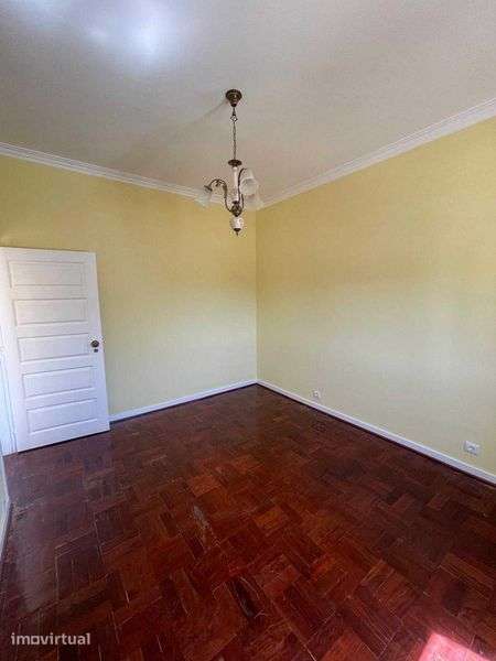 Arrenda se apartamento R/C T2+1 em moradia - Grande imagem: 5/8