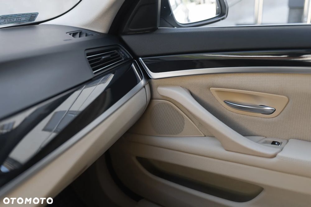 BMW Seria 5 520d xDrive - 12