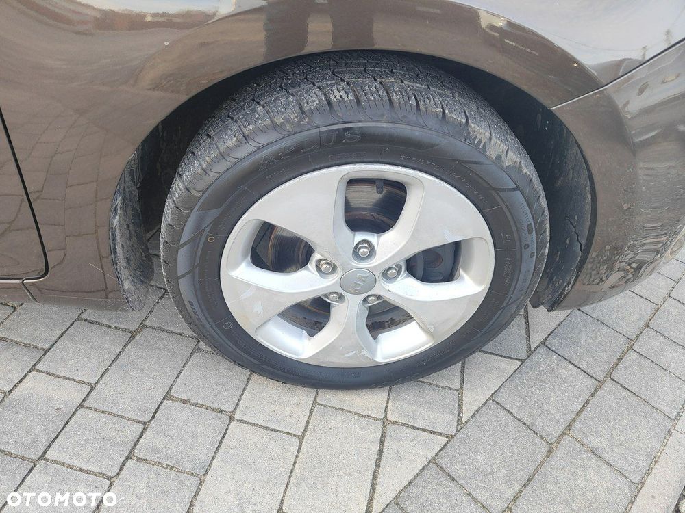 Kia Carens - 34