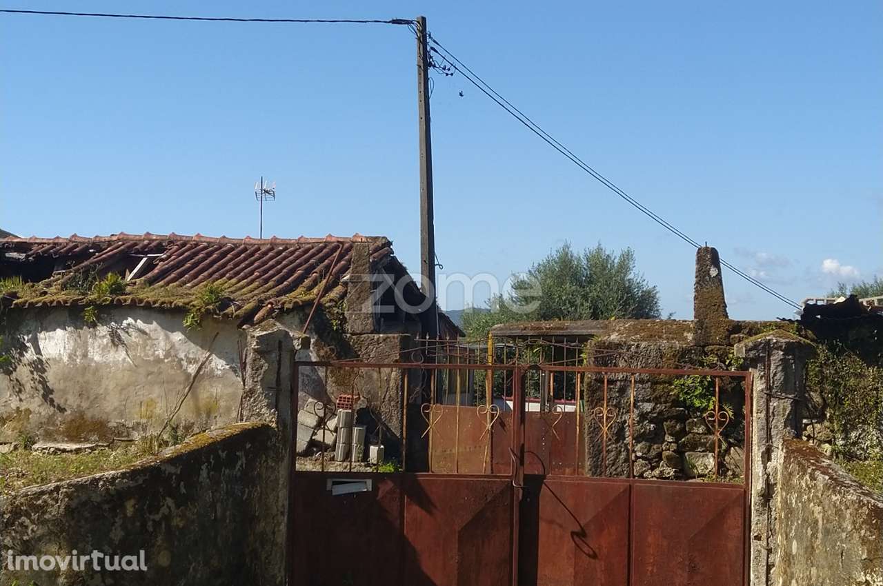 Moradia para reconstruir em terreno de 1.292 m2 com projeto - Grande imagem: 3/10