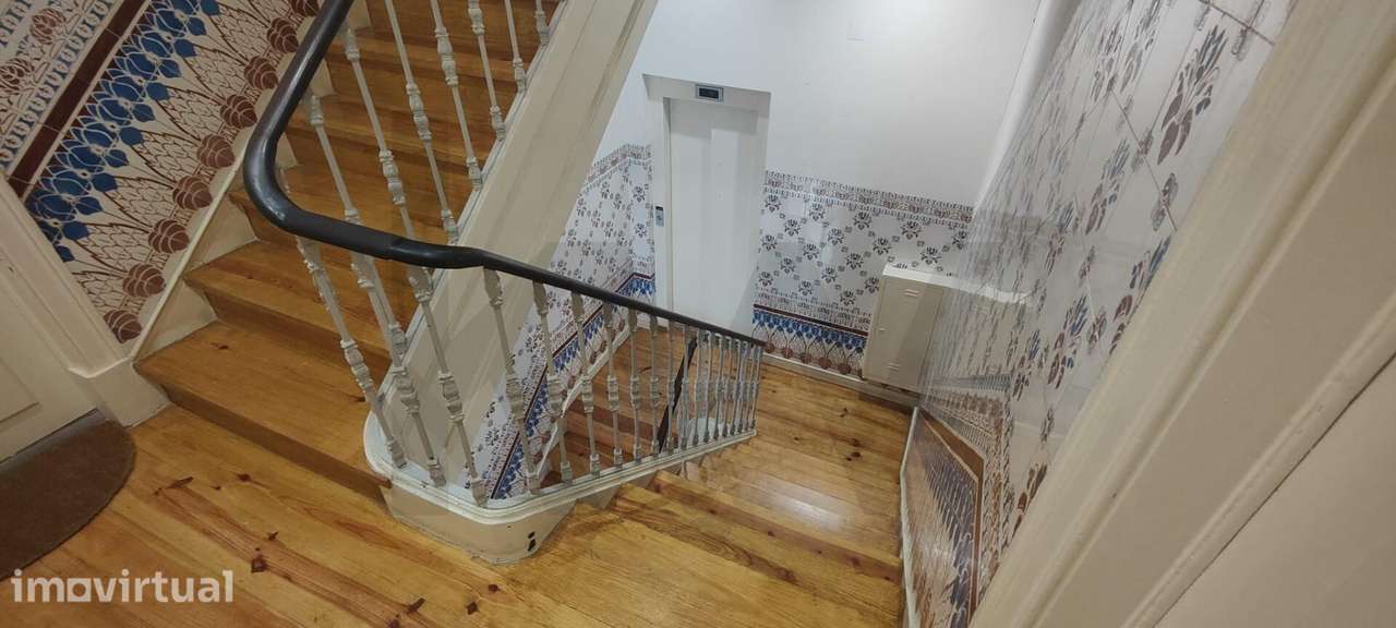 APARTAMENTO COM TERRAÇO NAS AVENIDAS NOVAS PARA REMODELAÇÃO - Grande imagem: 2/49