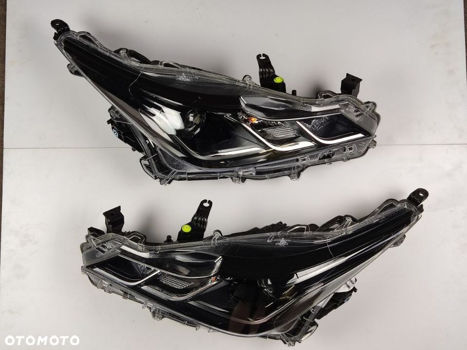 TOYOTA COROLLA E21 SEDAN 19 22r Lampa Przód Prawa i Lewa - 1