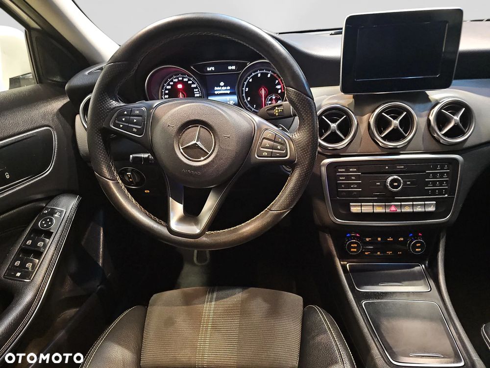Mercedes-Benz GLA 200 7G-DCT Urban - 11