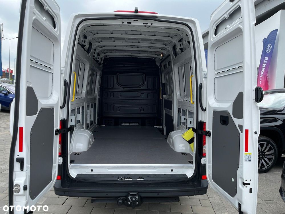 Volkswagen Crafter Crafter 35 Furgon, silnik: 2,0 l  130 kW, skrzynia biegów: napęd 4MOTION, automatyczna 8-biegowa rozstaw osi: 3640 mm - 5