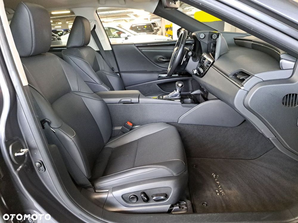 Lexus ES 300h Business Edition - 17