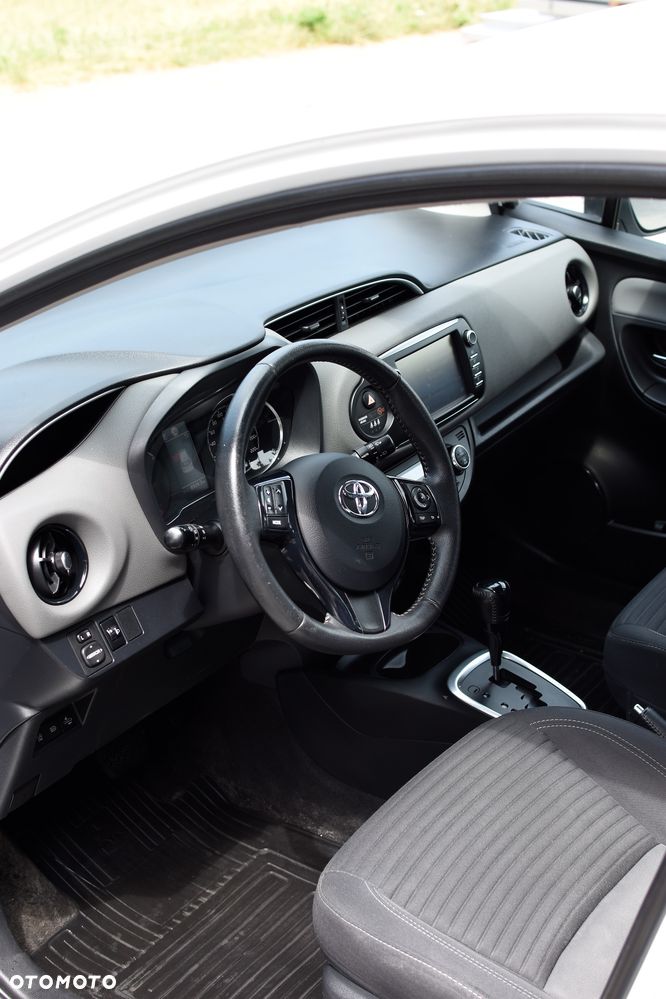 Toyota Yaris Hybrid 100 Premium - 25