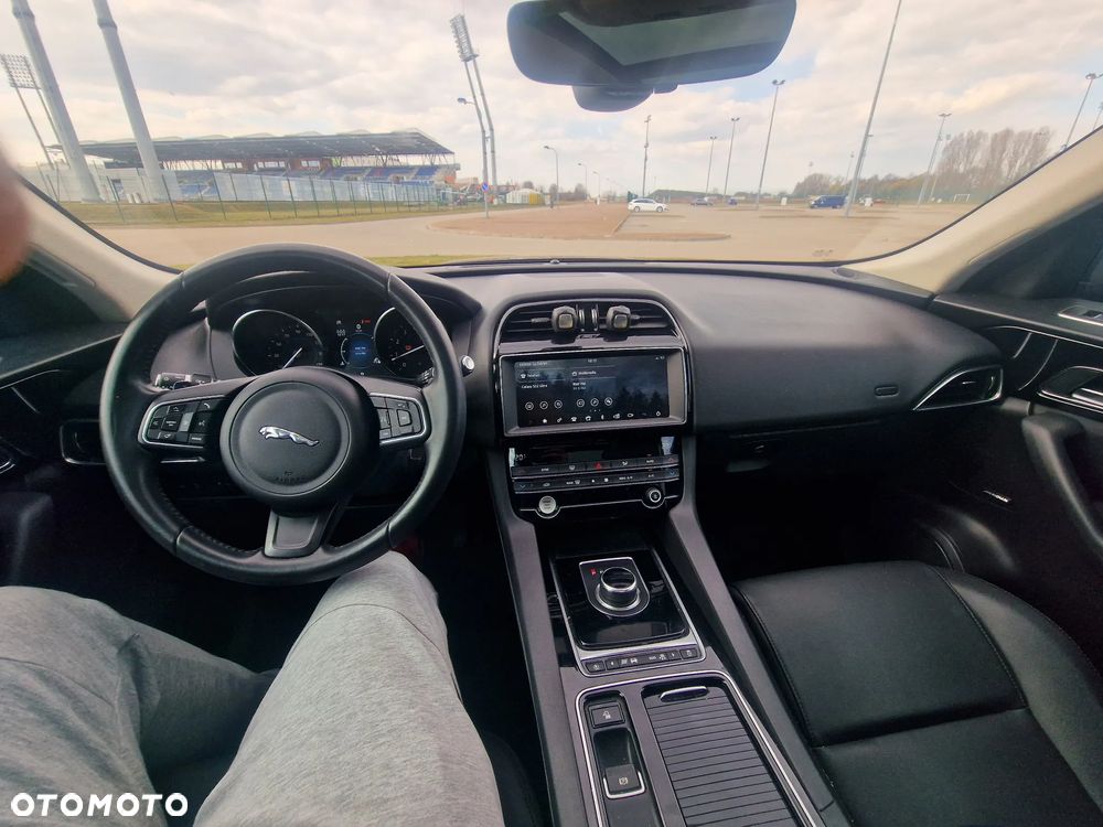 Jaguar F-Pace 2.0 i4P AWD R-Sport - 9