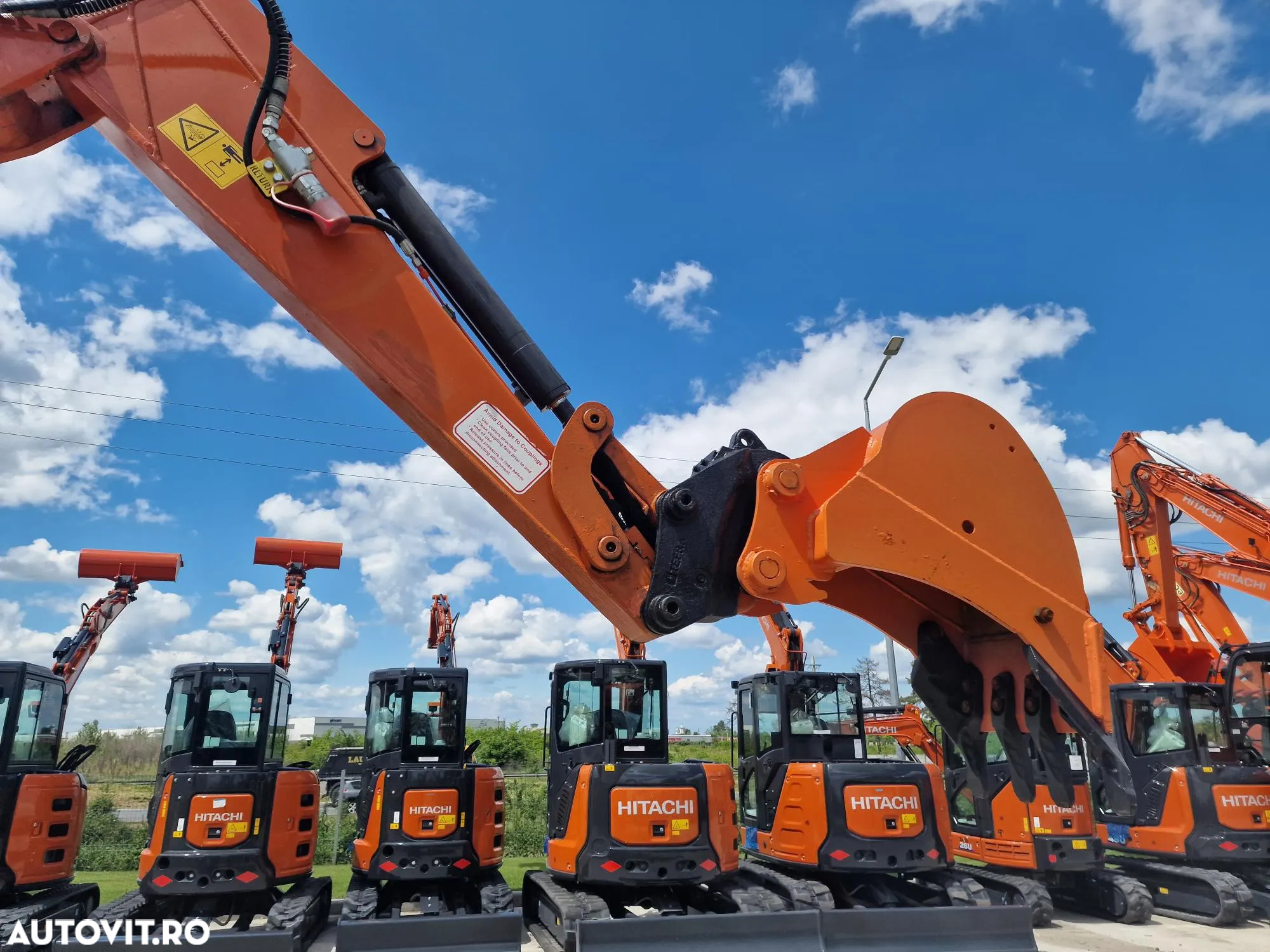 Hitachi ZX33, 3,7 tone, 2023/05, 1.163h, CUPLA RAPIDA+3 CUPE NOI, Senile 80% bune, Instalatia de picon pe brate, Sistem antifurt, Aer conditioinat, adanc sapare 4mc, ridica tevi de 2,5tone, STARE FOARTE BUNA< CA NOU, posibilitate leasing 4 ani-36900 EUR+Tva - 28