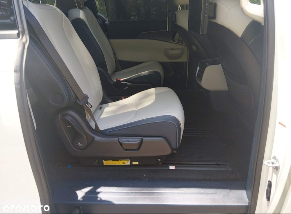 Kia Carnival - 9