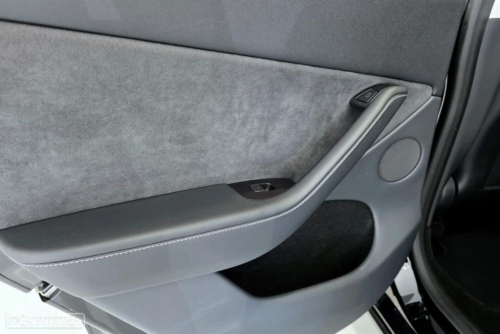 Tesla Model Y RWD - 16