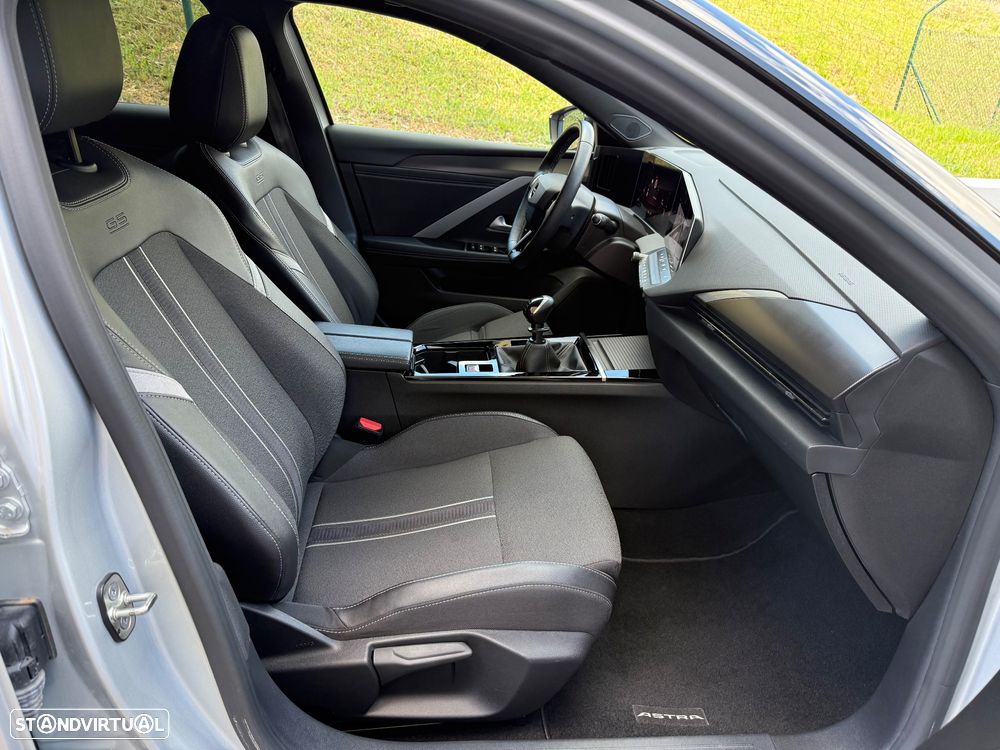Opel Astra 1.2 T GS - 32