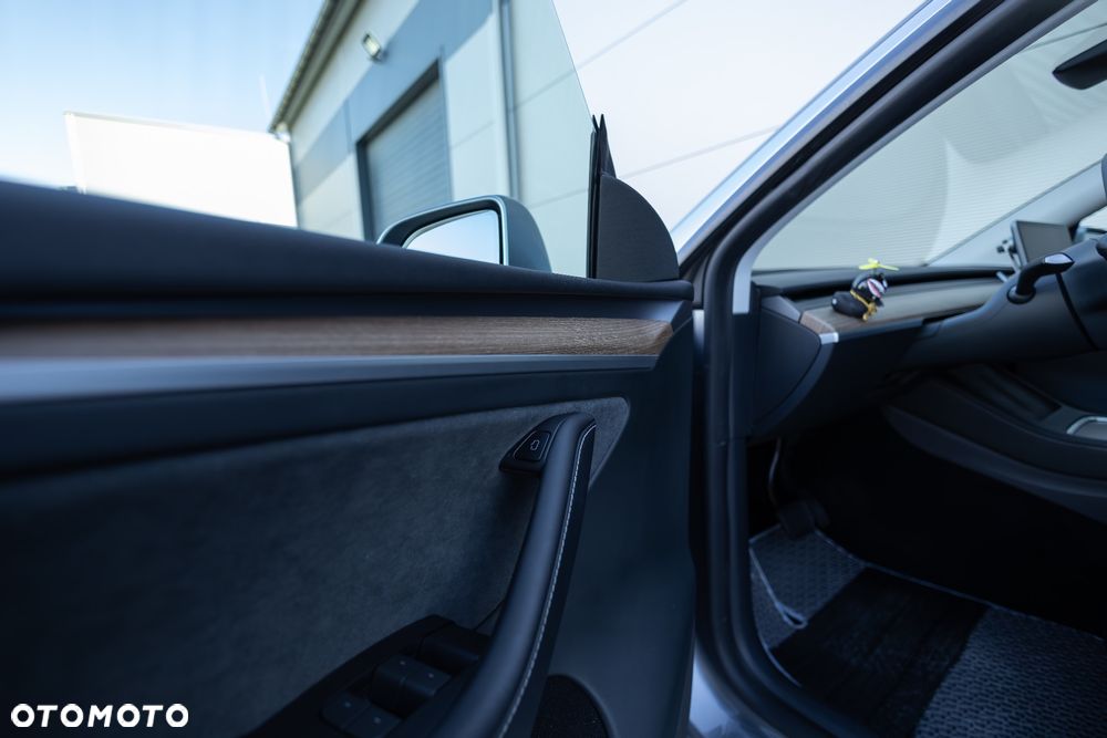 Tesla Y Long Range AWD - 28