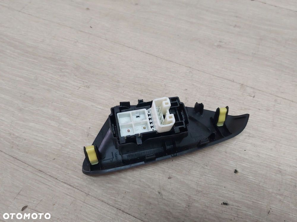 Toyota AYGO II przełącznik szyby prawy przód przycisk - 10