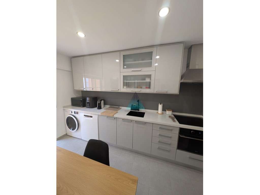 Fantastico T2 renovado com arrecadação individual na Quinta do Conde - Grande imagem: 4/30