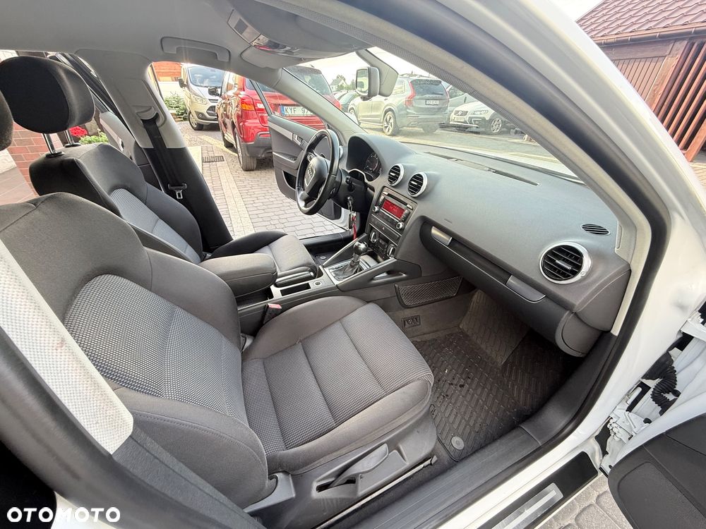 Audi A3 Sportback 1.6 TDI DPF S tronic S line Sportpaket - 16