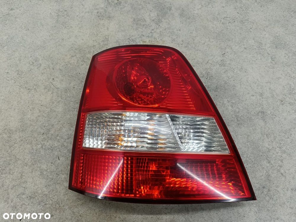 LAMPA TYLNA LEWA KIA SORENTO I - 12