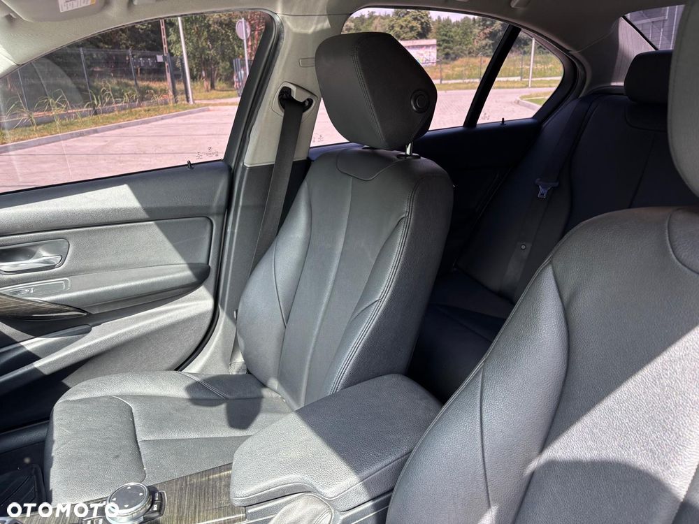 BMW Seria 3 320i xDrive - 10