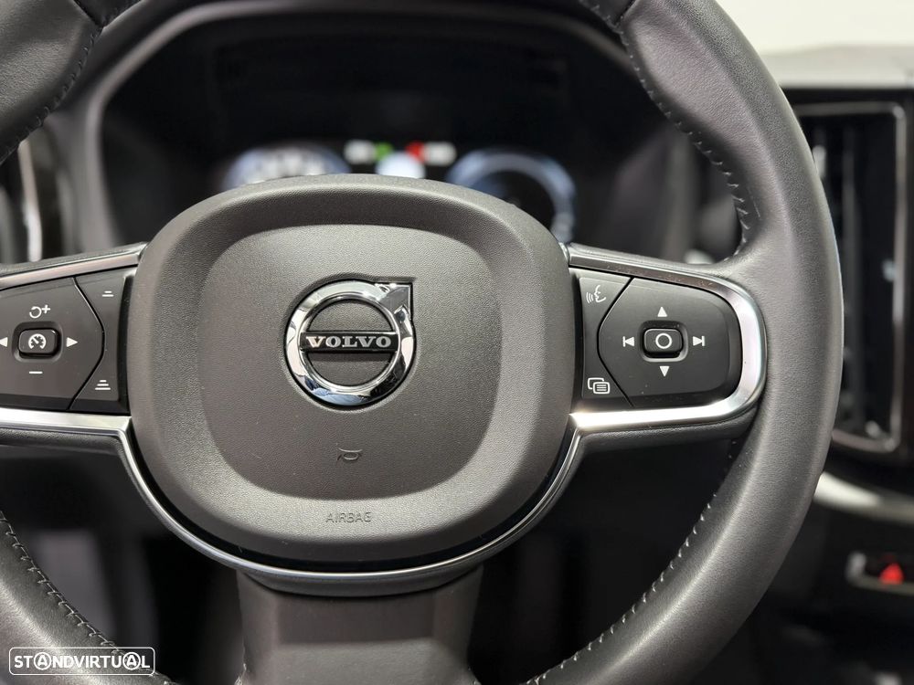 Volvo XC 60 2.0 T8 PHEV Momentum Plus AWD - 24