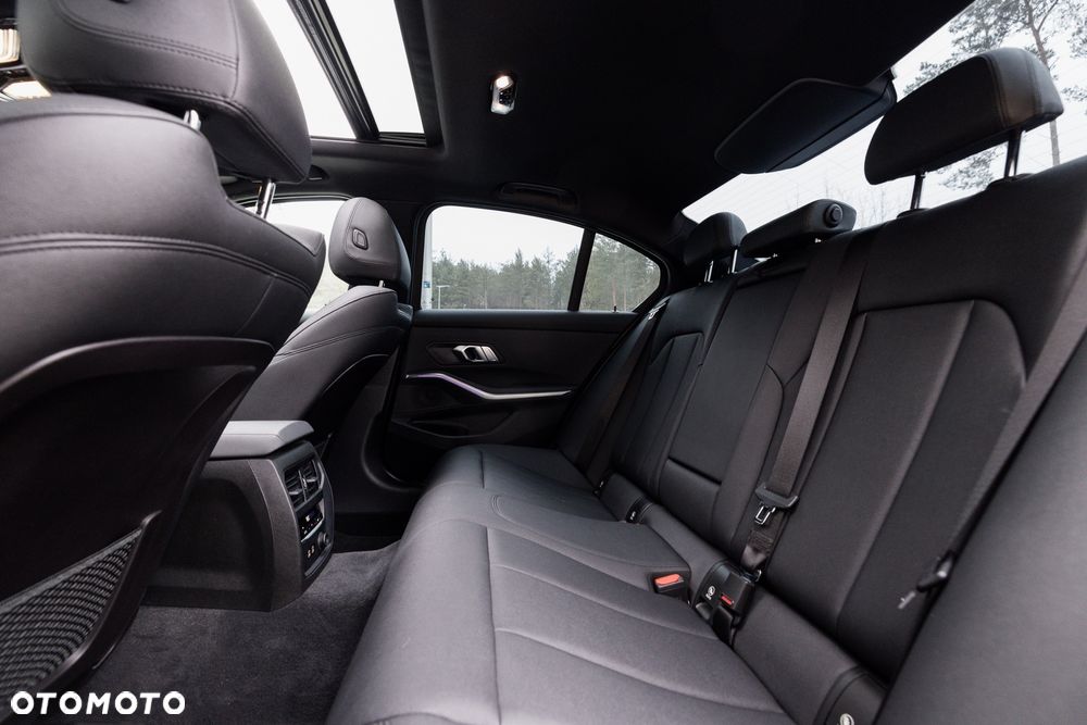 BMW Seria 3 330i Sport Line - 35