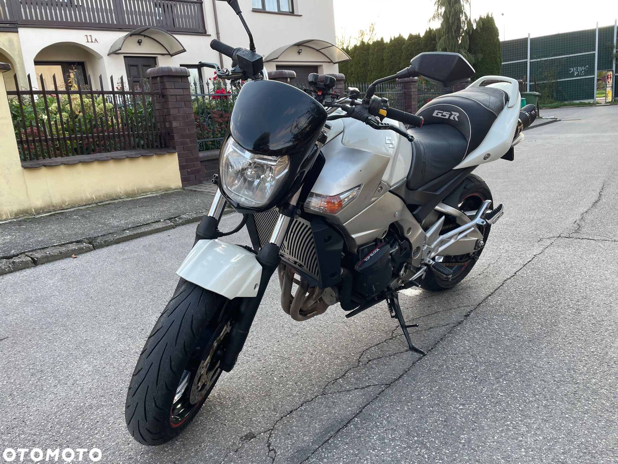 Suzuki GSR - 6