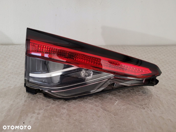 Toyota corolla e21 sedan lampa tylna lewa zwykła