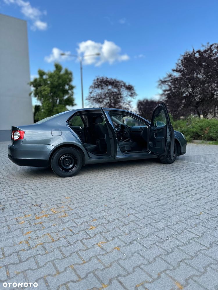 Volkswagen Jetta 1.6 TDI Comfortline - 4