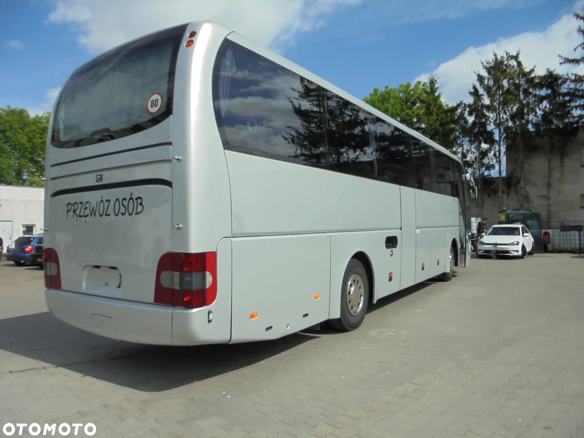 MAN R07 Lions Coach - 3